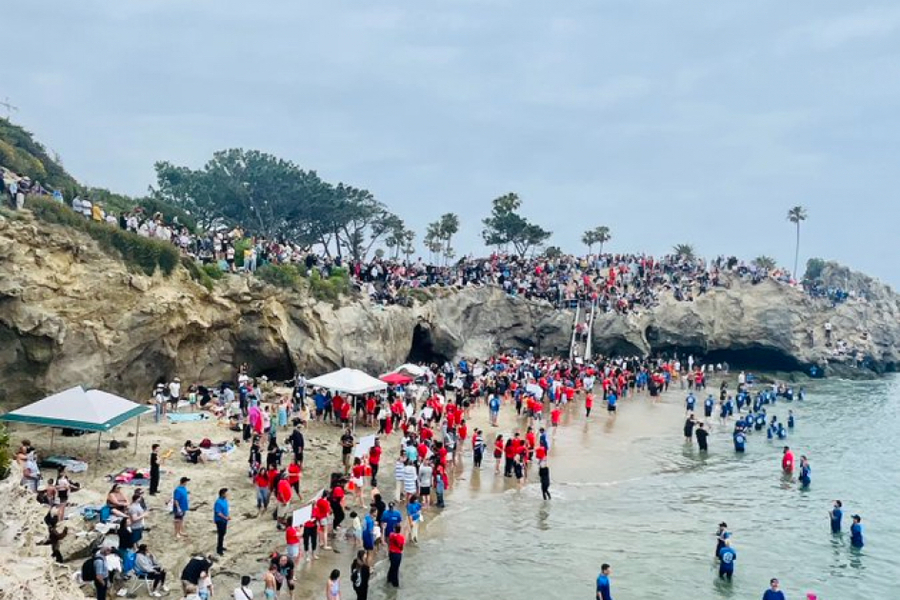 眾人聚集在海岸邊。（圖／翻攝自Baptize SoCal網站）